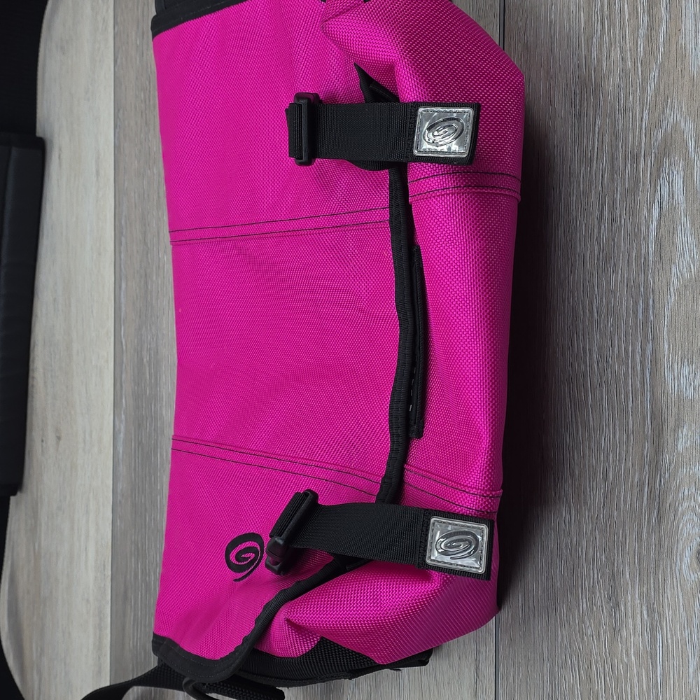 Timbuk2 Classic Messenger Bag - Raspberry Pink & Black - Waterproof Tech Carry - Picture 3 of 16